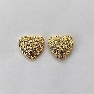 BRINCO FOLHEADO A OURO - BANHADO COM 5 MILÉSIMOS + VERNIZ DIAMOND - BRINCO DE PINO CORAÇÃO 8X9MM - (OURO467) OUBR000325