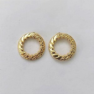 BRINCO FOLHEADO A OURO - BANHADO COM 5 MILÉSIMOS + VERNIZ DIAMOND - BRINCO DE PINO COM CÍRCULO VAZADO 13MM - (OURO466) OUBR000326