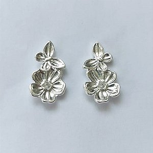BRINCO FOLHEADO A PRATA COM 50 MILÉSIMOS + VERNIZ DIAMOND - BRINCO DE PINO FLOR E BORBOLETA 10X18MM - (PRA608) PRBR001315