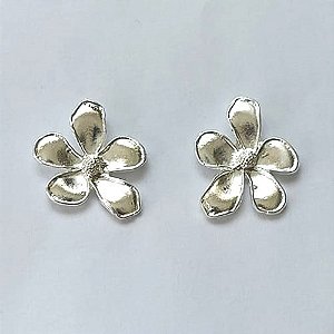 BRINCO FOLHEADO A PRATA COM 50 MILÉSIMOS + VERNIZ DIAMOND - BRINCO DE PINO FLOR 18X21MM - (PRA607) PRBR001316