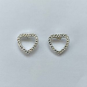 BRINCO FOLHEADO A PRATA COM 50 MILÉSIMOS + VERNIZ DIAMOND - BRINCO DE PINO CORAÇÃO VAZADO 10MM - (PRA606) PRBR001317