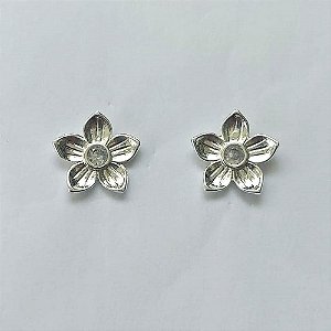 BRINCO FOLHEADO A PRATA COM 50 MILÉSIMOS + VERNIZ DIAMOND - BRINCO DE PINO FLOR COM ZIRCÔNIA 15MM - (PRA602) PRBR001321