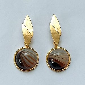 BRINCO FOLHEADO A OURO - BANHADO COM 5 MILÉSIMOS + VERNIZ DIAMOND - BRINCO DE PINO BASE FOLHA E PINGENTE EM PEDRA NATURAL ÁGATA 13MM (OURO538) OUBR000328