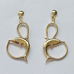 BRINCO FOLHEADO A OURO - BANHADO COM 5 MILÉSIMOS + VERNIZ DIAMOND - BRINCO DE PINO GOLFINHO VAZADO 16X27MM - (OURO536) OUBR000329