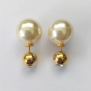 BRINCO FOLHEADO A OURO - BANHADO COM 5 MILÉSIMOS + VERNIZ DIAMOND - BRINCO DE PINO COM PÉROLA E ZIRCÔNIA CRISTAL - (OURO521) OUBR000342