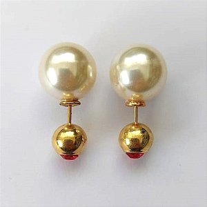 BRINCO FOLHEADO A OURO - BANHADO COM 5 MILÉSIMOS + VERNIZ DIAMOND - BRINCO DE PINO COM PÉROLA E ZIRCÔNIA VERMELHA - (OURO520) OUBR000343