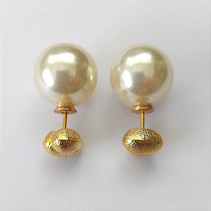 BRINCO FOLHEADO A OURO - BANHADO COM 5 MILÉSIMOS + VERNIZ DIAMOND - BRINCO DE PINO COM PÉROLA E CORAÇÃO - (OURO522) OUBR000344