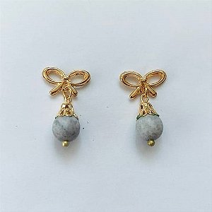 BRINCO FOLHEADO A OURO - BANHADO COM 5 MILÉSIMOS + VERNIZ DIAMOND - BRINCO DE PINO COM BASE LACINHO E PINGENTE PEDRA NATURAL 7MM - (OURO515) OUBR000345