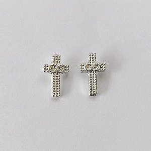 BRINCO FOLHEADO A PRATA COM 50 MILÉSIMOS + VERNIZ DIAMOND - BRINCO DE PINO CRUCIFIXO COM INFINITO 12MM - (PRA611) PRBR001322