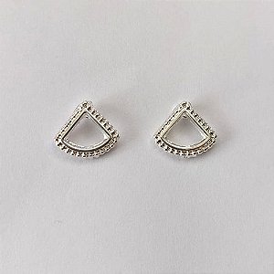 BRINCO FOLHEADO A PRATA COM 50 MILÉSIMOS + VERNIZ DIAMOND - BRINCO DE PINO TRIÂNGULO VAZADO 10MM - (PRA610) PRBR001324