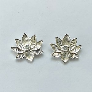 BRINCO FOLHEADO A PRATA COM 50 MILÉSIMOS + VERNIZ DIAMOND - BRINCO DE PINO FLOR COM ZIRCÔNIAS 15MM - (PRA616) PRBR001327