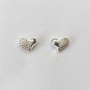 BRINCO FOLHEADO A PRATA COM 50 MILÉSIMOS + VERNIZ DIAMOND - BRINCO DE PINO CORAÇÃO COM ZIRCÔNIAS 9MM - (PRA621) P RBR001331