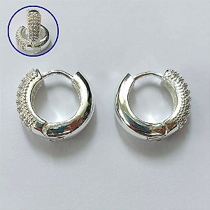 BRINCO FOLHEADO A PRATA COM 50 MILÉSIMOS + VERNIZ DIAMOND - BRINCO ARGOLA CRAVEJADO COM 3 FILEIRAS DE MICROS ZIRCÔNIAS 12MM PRBR001332