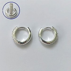 BRINCO FOLHEADO A PRATA COM 50 MILÉSIMOS + VERNIZ DIAMOND - BRINCO ARGOLA CRAVEJADO COM 1 FILEIRA DE MICROS ZIRCÔNIAS 3X11MM - (PRA625) PRBR001334