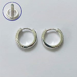 BRINCO FOLHEADO A PRATA COM 50 MILÉSIMOS + VERNIZ DIAMOND - BRINCO ARGOLA CRAVEJADO COM 2 FILEIRAS DE MICROS ZIRCÔNIAS 3X16MM - (PRA626) PRBR001335