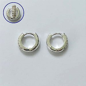 BRINCO FOLHEADO A PRATA COM 50 MILÉSIMOS + VERNIZ DIAMOND - BRINCO ARGOLA CRAVEJADO COM 2 FILEIRAS DE MICROS ZIRCÔNIAS 3X12MM - (PRA628) PRBR001337