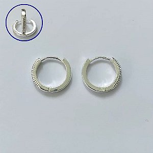 BRINCO FOLHEADO A PRATA COM 50 MILÉSIMOS + VERNIZ DIAMOND - BRINCO ARGOLA CRAVEJADO COM 1 FILEIRA DE MICROS ZIRCÔNIAS 2X16MM - (PRA629) PRBR001339