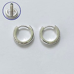 BRINCO FOLHEADO A PRATA COM 50 MILÉSIMOS + VERNIZ DIAMOND - BRINCO ARGOLA CRAVEJADO COM 2 FILEIRAS DE MICROS ZIRCÔNIAS 2X14MM - (PRA630) PRBR001340