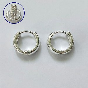 BRINCO FOLHEADO A PRATA COM 50 MILÉSIMOS + VERNIZ DIAMOND - BRINCO ARGOLA CRAVEJADO COM 3 FILEIRAS DE MICROS ZIRCÔNIAS 14MM PRBR001341