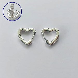 BRINCO FOLHEADO A PRATA COM 50 MILÉSIMOS + VERNIZ DIAMOND - BRINCO ARGOLA CORAÇÃO CRAVEJADO COM 1 FILEIRA DE MICROS ZIRCÔNIAS 2X16MM - (PRA636) PRBR001346