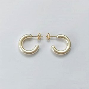 BRINCO FOLHEADO A OURO - BANHADO COM 5 MILÉSIMOS + VERNIZ DIAMOND - BRINCO ARGOLA EM PÉROLA 20MM - (OURO550) OUBR000346