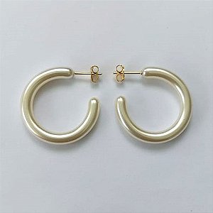 BRINCO FOLHEADO A OURO - BANHADO COM 5 MILÉSIMOS + VERNIZ DIAMOND - BRINCO ARGOLA EM PÉROLA 27MM - (OURO551) OUBR000347