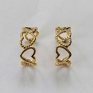 BRINCO FOLHEADO A OURO - BANHADO COM 5 MILÉSIMOS + VERNIZ DIAMOND - BRINCO DE PINO ARGOLA COM CORAÇÕES VAZADOS 6X14MM - (OURO556) OUBR000351