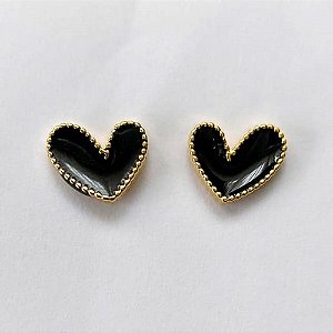 BRINCO FOLHEADO A OURO - BANHADO COM 5 MILÉSIMOS + VERNIZ DIAMOND - BRINCO DE PINO CORAÇÃO PRETO 8MM - (OURO558) OUBR000353