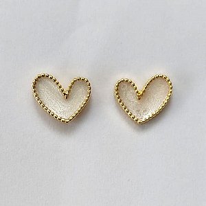 BRINCO FOLHEADO A OURO - BANHADO COM 5 MILÉSIMOS + VERNIZ DIAMOND - BRINCO DE PINO CORAÇÃO MADRE PÉROLA 8MM - (OURO567) OUBR000365