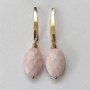 BRINCO FOLHEADO A OURO - BANHADO COM 5 MILÉSIMOS + VERNIZ DIAMOND - BRINCO DE PINO BASE COMPRIDA CURVA E PINGENTE EM RESINA 12X17MM - (OURO579) OUBR000378