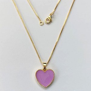 GARGANTILHA FOLHEADO A OURO - BANHADO COM 5 MILÉSIMOS + VERNIZ DIAMOND - PINGENTE DE CORAÇÃO RESINADO 20MM OUGG000141