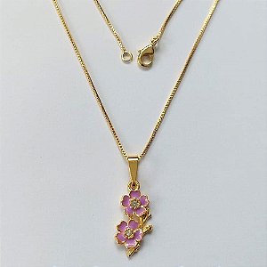 GARGANTILHA FOLHEADO A OURO - BANHADO COM 5 MILÉSIMOS + VERNIZ DIAMOND - PINGENTE DE FLOR RESINADO 20MM OUGG000142