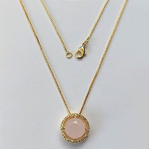 GARGANTILHA FOLHEADA A OURO - COM CORRENTE VENEZIANA 45CM E PINGENTE CRAVEJADO COM MICRO ZIRCÔNIAS E ZIRCÔNIA ROSA 10MM (OURO619) OUGG000183