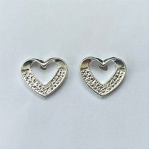 BRINCO FOLHEADO A PRATA COM 50 MILÉSIMOS + VERNIZ DIAMOND - BRINCOS DE PINO CORAÇÃO DESENHADO 10MM- (PRA657) PRBR001357