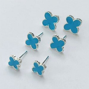 BRINCO FOLHEADO A PRATA COM 50 MILÉSIMO+ VERNIZ DIAMOND TRIO DE BRINCOS COM TREVOS AZUÍS 10/7/6MM (PRA662) PRBR001359