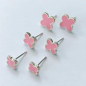 BRINCO FOLHEADO A PRATA COM 50 MILÉSIMO+ VERNIZ DIAMOND TRIO DE BRINCOS COM TREVOS ROSAS 10/7/6MM (PRA669) PRBR001365