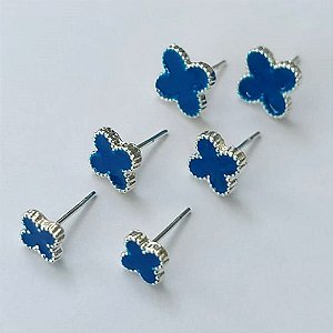 BRINCO FOLHEADO A PRATA COM 50 MILÉSIMO+ VERNIZ DIAMOND TRIO DE BRINCOS COM TREVOS AZUÍS 10/7/6MM (PRA670) PRBR001366