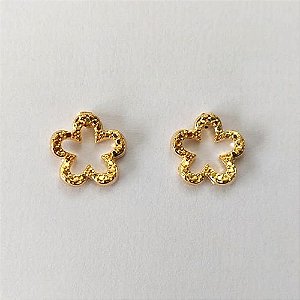 BRINCO FOLHEADO A OURO - BANHADO COM 5 MILÉSIMOS + VERNIZ DIAMOND - BRINCO DE PINO TREVO VAZADO 12MM - (OURO642) OUBR000380