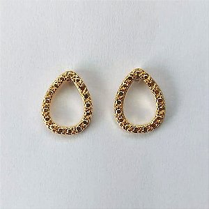 BRINCO FOLHEADO A OURO - BANHADO COM 5 MILÉSIMOS + VERNIZ DIAMOND - BRINCO DE PINO GOTA VAZADA 9MM - (OURO646) OUBR000384