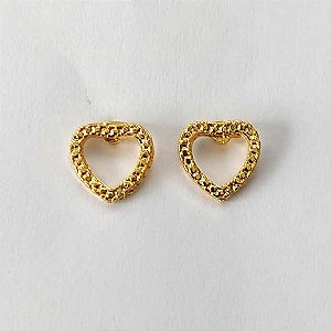 BRINCO FOLHEADO A OURO - BANHADO COM 5 MILÉSIMOS + VERNIZ DIAMOND - BRINCO DE PINO CORAÇÃO VAZADO 10MM - (OURO647) OUBR000385