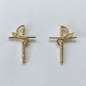 BRINCO FOLHEADO A OURO - BANHADO COM 5 MILÉSIMOS + VERNIZ DIAMOND - BRINCO DE PINO CRUCIFIXO FÉ 12MM - (OURO649) OUBR000386