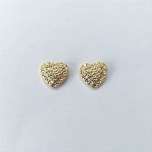 BRINCO FOLHEADO A OURO - BANHADO COM 5 MILÉSIMOS + VERNIZ DIAMOND - BRINCO DE PINO CORAÇÃO 10MM - (OURO654) OUBR000389