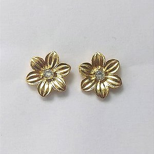 BRINCO FOLHEADO A OURO - BANHADO COM 5 MILÉSIMOS + VERNIZ DIAMOND - BRINCO DE PINO FLOR COM ZIRCÔNIA 12MM - (OURO655) OUBR000390