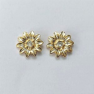 BRINCO FOLHEADO A OURO - BANHADO COM 5 MILÉSIMOS + VERNIZ DIAMOND - BRINCO DE PINO FLOR COM ZIRCÔNIA 11MM - (OURO656) OUBR000391
