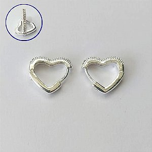 BRINCO FOLHEADO A PRATA COM 50 MILÉSIMO+ VERNIZ DIAMOND BRINCO DE ARGOLA FORMATO CORAÇÃO COM 1 FILEIRA DE MICRO ZIRCÔNIAS 15MM (PRA680) PRBR001372