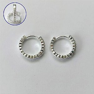 BRINCO FOLHEADO A PRATA COM 50 MILÉSIMO+ VERNIZ DIAMOND BRINCO DE ARGOLA COM 1 FILEIRA DE MICRO ZIRCÔNIAS 14MM (PRA685) PRBR001376