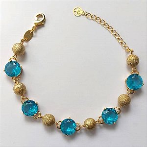 PULSEIRA FOLHEADA A OURO - BANHADO COM 5 MILÉSIMOS + VERNIZ DIAMOND - PULSEIRA COM BASE DE ALTA FUSÃO E ZIRCÔNIAS AZUÍS E BOLINHAS 10MM - TAMANHO: 18CM - FECHO LAGOSTA (OURO673) OUPS000099