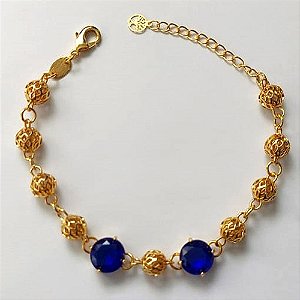 PULSEIRA FOLHEADA A OURO - BANHADO COM 5 MILÉSIMOS + VERNIZ DIAMOND - PULSEIRA COM BASE DE ALTA FUSÃO E ZIRCÔNIAS AZUÍS E BOLINHAS VAZADAS 10MM - TAMANHO: 18CM - FECHO LAGOSTA (OURO672) OUPS000098