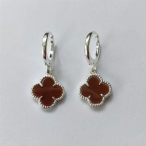 BRINCO FOLHEADO A PRATA COM 50 MILÉSIMOS + VERNIZ DIAMOND ARGOLA DE PRESSÃO(TRANQUETA) TREVO MARRON 10MM(PRA704) PRBR001399