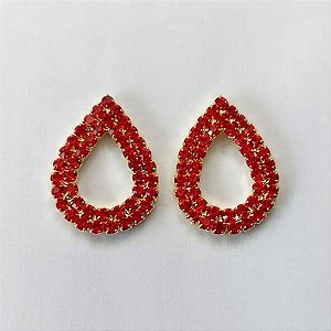 BRINCO FOLHEADO A OURO - BANHADO COM 5 MILÉSIMOS + VERNIZ DIAMOND - BRINCO DE PINO GOTA VAZADA CRAVEJADO EM MICROS ZIRCÔNIAS VERMELHAS 23MM - (OURO761) OUBR000403